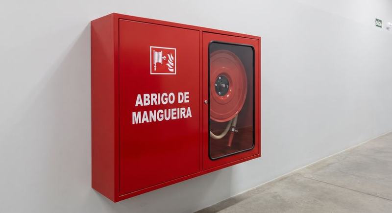 Abrigo de mangueira de incêndio instalado em parede